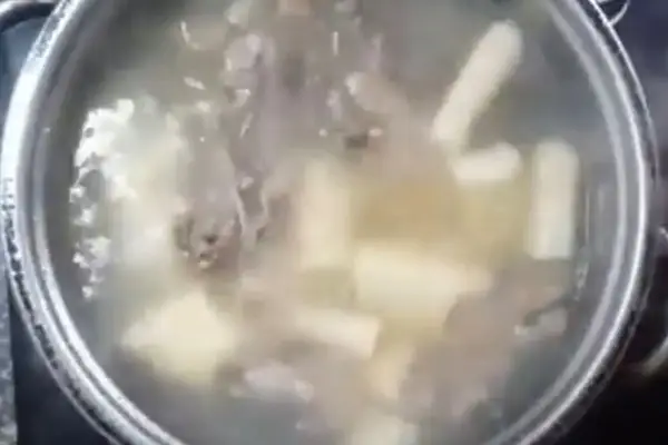 Vho- Ngày Ấy, Để Khỏi Ngán “điệp Khúc” “tối Ăn Khoai Đi Ngủ, Sáng Ăn Củ Đi Làm”, Mẹ Tôi Chế Biến Các Món Ăn Dân Dã, Bình Dị Mang Hương Vị Quê Nhà Từ Sắn Như Sắn Luộc Chấm Muối Mè, Sắn Xào, Sắn Chiên, Xôi Sắn, Chè Sắn, Bánh Sắn…để Trừ Cơm. Nhưng, Thời Thơ Bé, Tôi Thích Nhất Là Món Canh Sắn Nấu Với Xương Kèm Rau Thìa Là Của Mẹ. Vho- Ngày Ấy, Để Khỏi Ngán “điệp Khúc” “tối Ăn Khoai Đi Ngủ, Sáng Ăn Củ Đi Làm”, Mẹ Tôi Chế Biến Các Món Ăn Dân Dã, Bình Dị Mang Hương Vị Quê Nhà Từ Sắn Như Sắn Luộc Chấm Muối Mè, Sắn Xào, Sắn Chiên, Xôi Sắn, Chè Sắn, Bánh Sắn…để Trừ Cơm. Nhưng, Thời Thơ Bé, Tôi Thích Nhất Là Món Canh Sắn Nấu Với Xương Kèm Rau Thìa Là Của Mẹ.