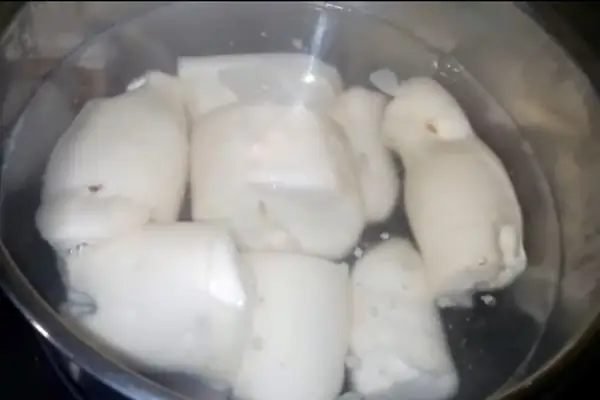 Vho- Ngày Ấy, Để Khỏi Ngán “điệp Khúc” “tối Ăn Khoai Đi Ngủ, Sáng Ăn Củ Đi Làm”, Mẹ Tôi Chế Biến Các Món Ăn Dân Dã, Bình Dị Mang Hương Vị Quê Nhà Từ Sắn Như Sắn Luộc Chấm Muối Mè, Sắn Xào, Sắn Chiên, Xôi Sắn, Chè Sắn, Bánh Sắn…để Trừ Cơm. Nhưng, Thời Thơ Bé, Tôi Thích Nhất Là Món Canh Sắn Nấu Với Xương Kèm Rau Thìa Là Của Mẹ. Vho- Ngày Ấy, Để Khỏi Ngán “điệp Khúc” “tối Ăn Khoai Đi Ngủ, Sáng Ăn Củ Đi Làm”, Mẹ Tôi Chế Biến Các Món Ăn Dân Dã, Bình Dị Mang Hương Vị Quê Nhà Từ Sắn Như Sắn Luộc Chấm Muối Mè, Sắn Xào, Sắn Chiên, Xôi Sắn, Chè Sắn, Bánh Sắn…để Trừ Cơm. Nhưng, Thời Thơ Bé, Tôi Thích Nhất Là Món Canh Sắn Nấu Với Xương Kèm Rau Thìa Là Của Mẹ.