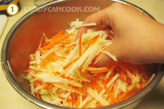 Thái sợi su hào, cà rốt rồi ướp với muối tinh Thái sợi su hào, cà rốt rồi ướp với muối tinh