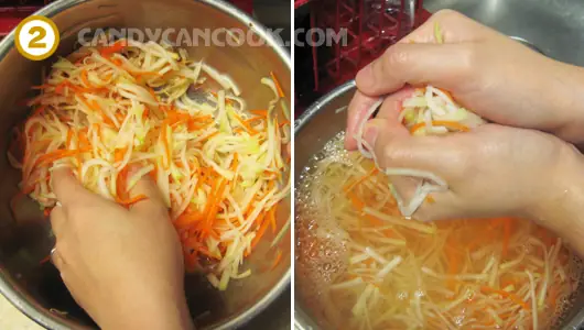 Rửa su hào cà rốt lại rồi vắt khô kiệt nước Rửa su hào cà rốt lại rồi vắt khô kiệt nước