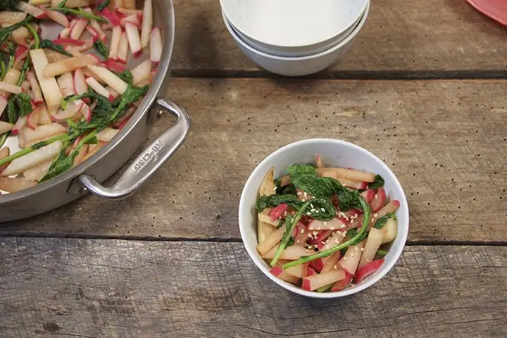 1. Su Hào Xào Chay Với Củ Cải Đỏ