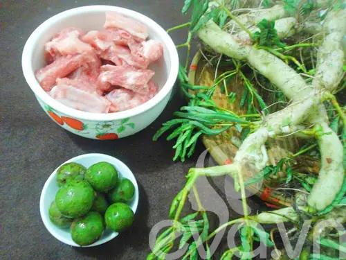 Vị chua, thanh mát của canh sườn nấu sấu sẽ tăng phần hấp dẫn cho bữa cơm ngày nắng nóng.