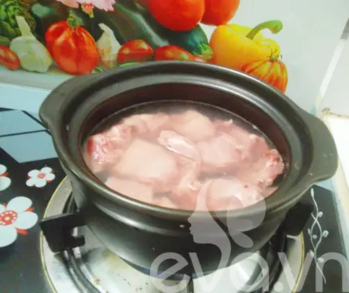 Vị chua, thanh mát của canh sườn nấu sấu sẽ tăng phần hấp dẫn cho bữa cơm ngày nắng nóng. Vị chua, thanh mát của canh sườn nấu sấu sẽ tăng phần hấp dẫn cho bữa cơm ngày nắng nóng.