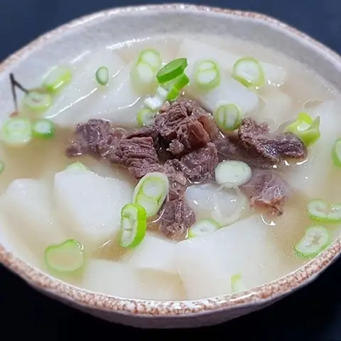 Thành phẩm món canh thịt bò củ cải Hàn Quốc Thành phẩm món canh thịt bò củ cải Hàn Quốc