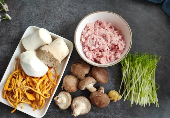 Trong những ngày thời tiết mưa lạnh, bạn hãy bồi bổ cho cả gia đình với món canh thịt viên nấu nấm này nhé.