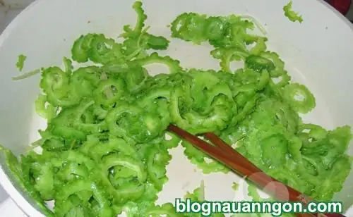 Cách Làm Món Mướp Đắng Xào Trứng Thơm Ngon Bổ Dưỡng, Không Hề Bị Đắng !