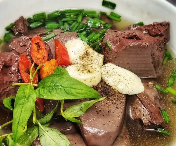 Vào Những Ngày Cuối Năm Lạnh Giá Thế Này Được Thưởng Thức Bát Canh Tiết Lợn Mềm Tan, Thơm Nức Nóng Hổi Như Thế Này Thì Còn Gì Bằng.