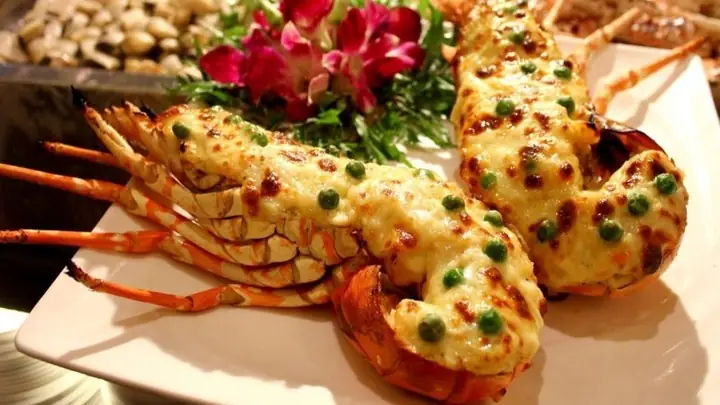 2. Tôm hùm nướng phô mai