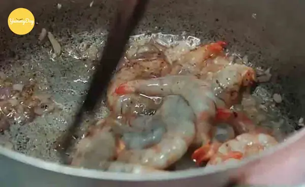 Bước 2: Tiến Hành Nấu Canh Rong Biển Với Tôm