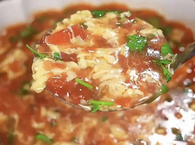 Khi nấu canh trứng cà chua, hãy áp dụng theo mẹo này, món canh vừa có "hoa" trứng đẹp mắt lại mịn màng và thơm ngon.