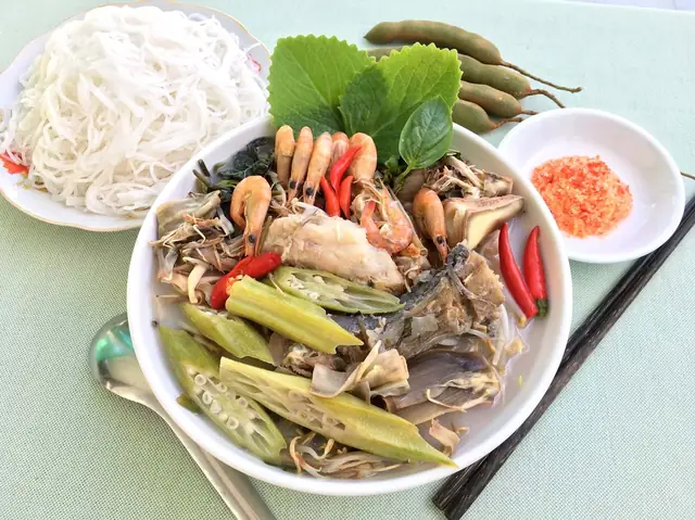 Tô canh bình dị với những thứ sẵn có trong nhà, trong vườn lại thành một miền ký ức bền lâu, làm nên hồn cốt quê nhà. Tết nào khi húp canh xiêm lo, ba đều nhắc “nhớ bà con xóm mình quá đỗi”.