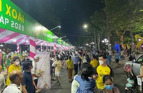 Bộ trưởng Lê Minh Hoan chia sẻ về hệ sinh thái sen Bộ trưởng Lê Minh Hoan chia sẻ về hệ sinh thái sen