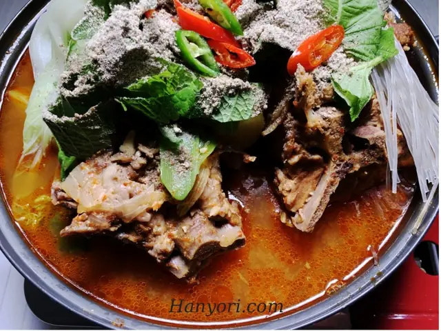 Cách Nấu Canh Xương Hầm Cay Hàn Quốc Gamjatang 감자탕