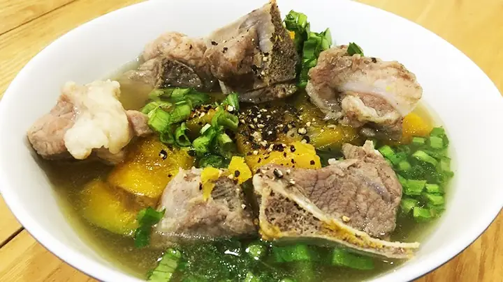 1. Canh bí đỏ hầm xương