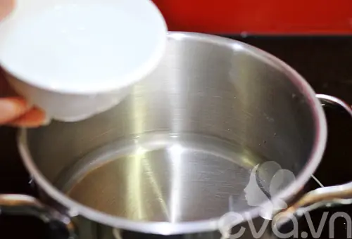 Cách nấu cao quy linh cũng khá đơn giản và nhanh, gần giống với cách nấu thạch đen sương sáo, rất thích hợp làm món tráng miệng trong ngày hè nóng nực.