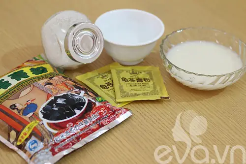 Cách nấu cao quy linh cũng khá đơn giản và nhanh, gần giống với cách nấu thạch đen sương sáo, rất thích hợp làm món tráng miệng trong ngày hè nóng nực.