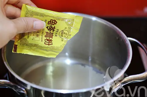 Cách nấu cao quy linh cũng khá đơn giản và nhanh, gần giống với cách nấu thạch đen sương sáo, rất thích hợp làm món tráng miệng trong ngày hè nóng nực.