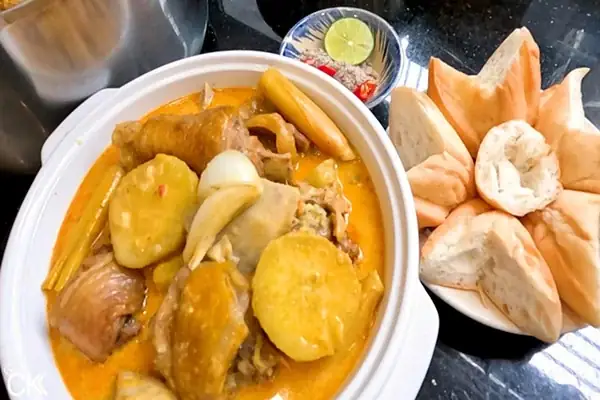 Món Cà Ri Gà Ăn Kèm Với Bánh Mì Món Cà Ri Gà Ăn Kèm Với Bánh Mì