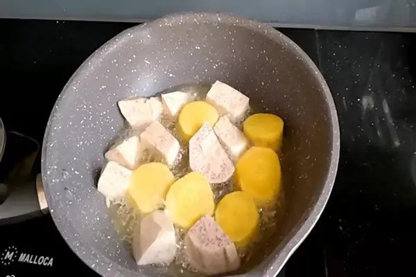 Bước 4: Chiên Khoai Lang Bước 4: Chiên Khoai Lang