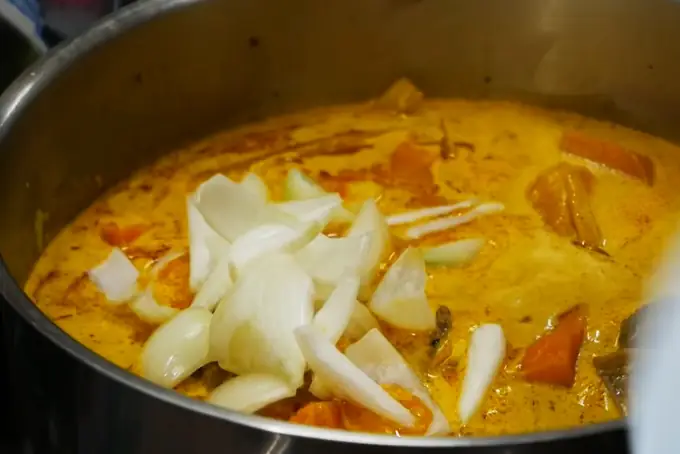 Bước 5: Nấu Cari Tôm Kiểu Thái