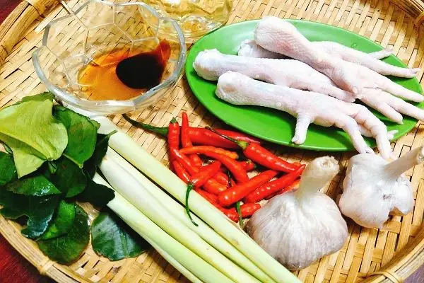 Chuẩn Bị Nguyên Liệu Làm Chân Gà Xào Sả Ớt