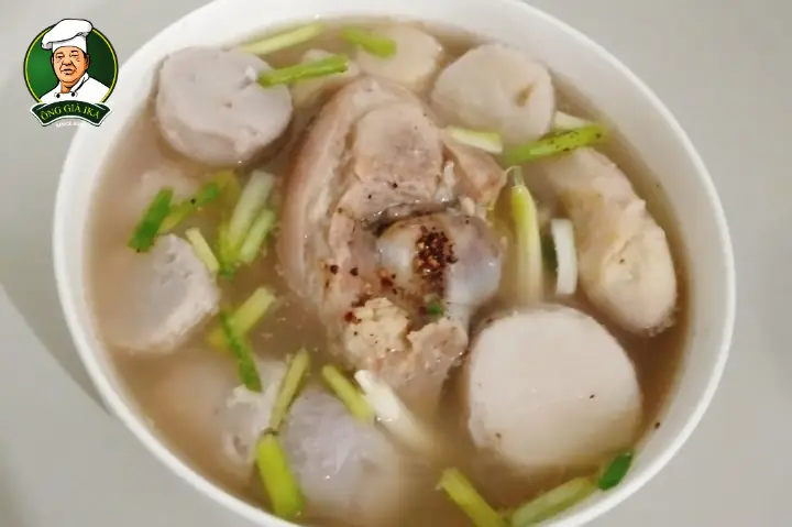 1. Công thức 1: Móng giò nấu khoai sọ