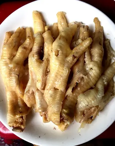 Lẩu chân vịt rút xươnglà món ăn quá đỗi quen thuộc đối với nhiều người. Đặc biệt là các chị em phụ nữ. Đối với cánh mày râu thì món ăn này thích hợp để nhâm nhi cùng đám chiến hữu. Nhất là trong những ngày thời tiết se lạnh, một nồi lẩu chân vịt rút xương bốc khói nghi ngút càng khiến bữa tiệc thêm ấm cúng.