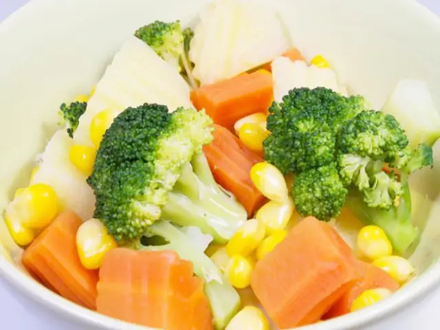 3. Hấp/luộc rau củ bằng lò vi sóng