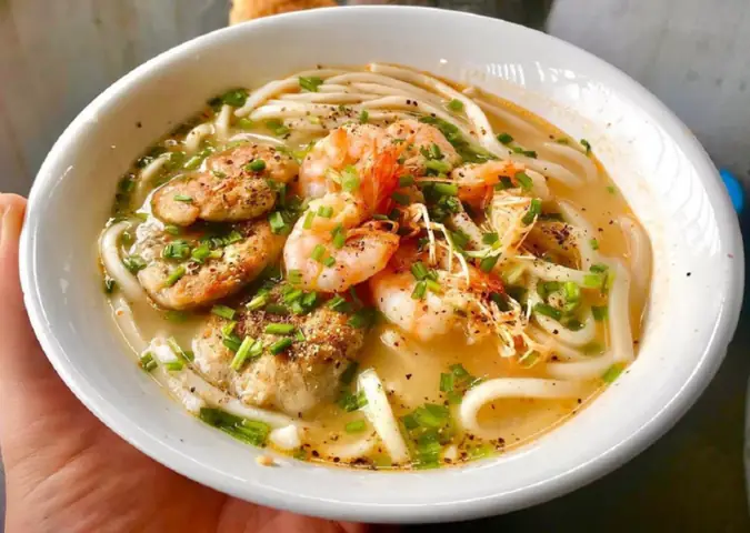 Tô cháo canh Quảng Bình dân dã, bình dị nhưng có cá lóc, trứng cút, chả, thịt cùng phần nước dùng thơm ngon khiến nhiều du khách xuýt xoa.