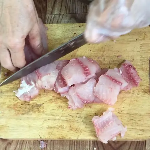 Sơ chế và ướp cá lóc
