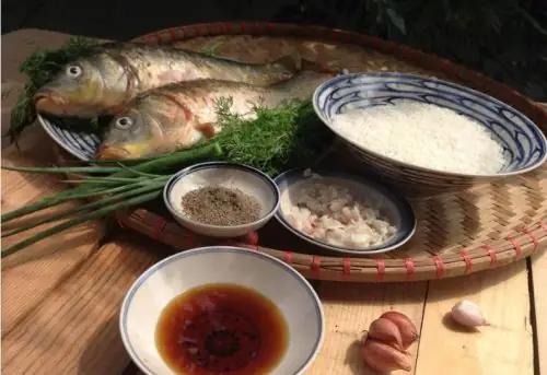 Cách nấu cháo cá chép nguyên con đơn giản lại không hề bị tanh, ai ăn cũng mê ngay - Ảnh 2 Cách nấu cháo cá chép nguyên con đơn giản lại không hề bị tanh, ai ăn cũng mê ngay - Ảnh 2