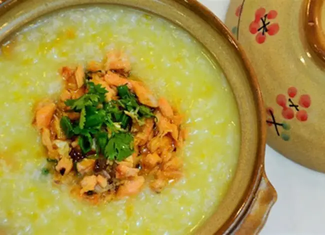 Hoàn thành món cháo cá hồi