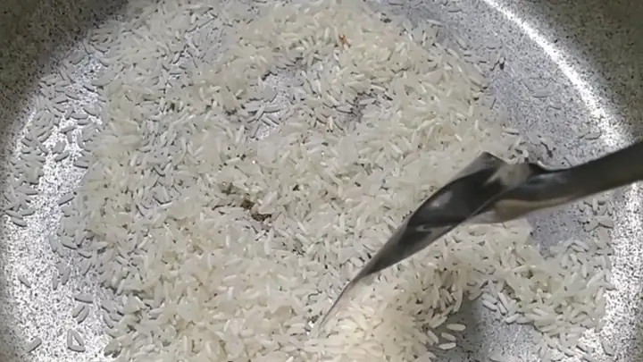 Bước 2:rang Gạo