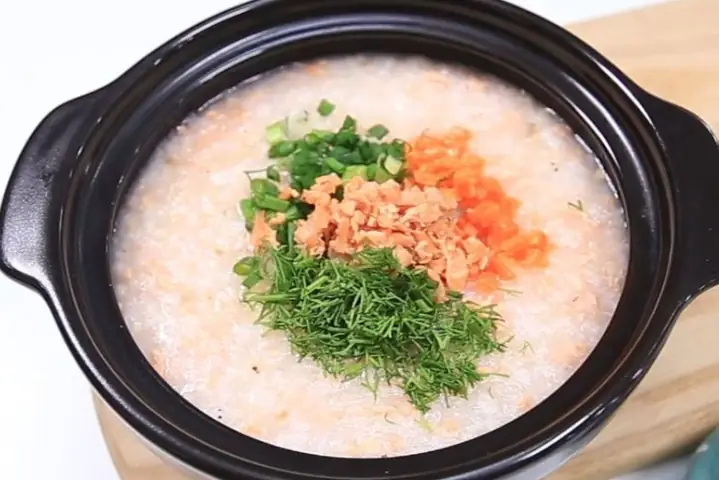 Cháo cá thu với cà rốt