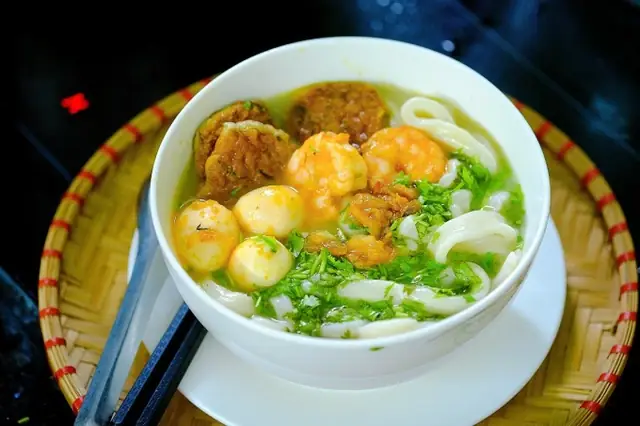 Cách nấu bánh canh với topping để hoàn thành món cháo canh Quảng Bình