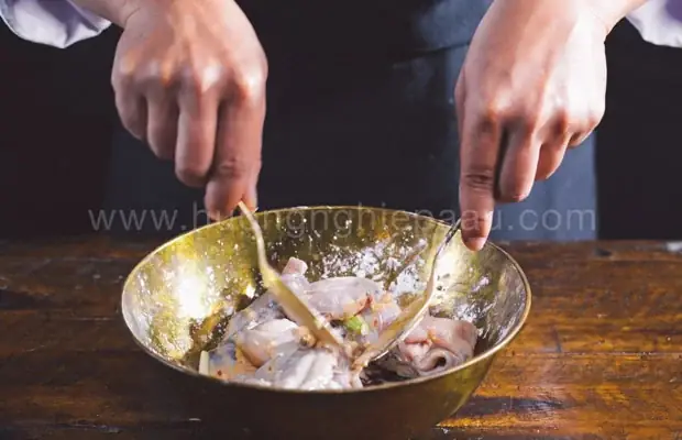 Bước 2: Ướp thịt ếch nấu cháo Bước 2: Ướp thịt ếch nấu cháo