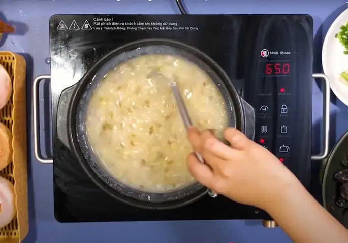 Nấu cháo gà ác hạt sen Nấu cháo gà ác hạt sen