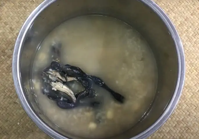 Nấu cháo gà hạt sen Nấu cháo gà hạt sen