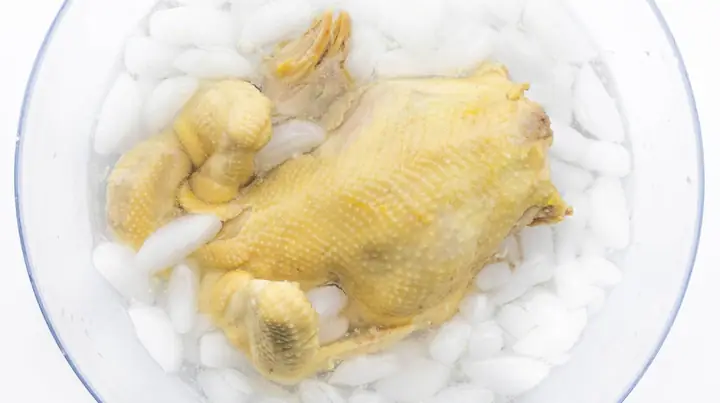 Bước 2: Luộc gà