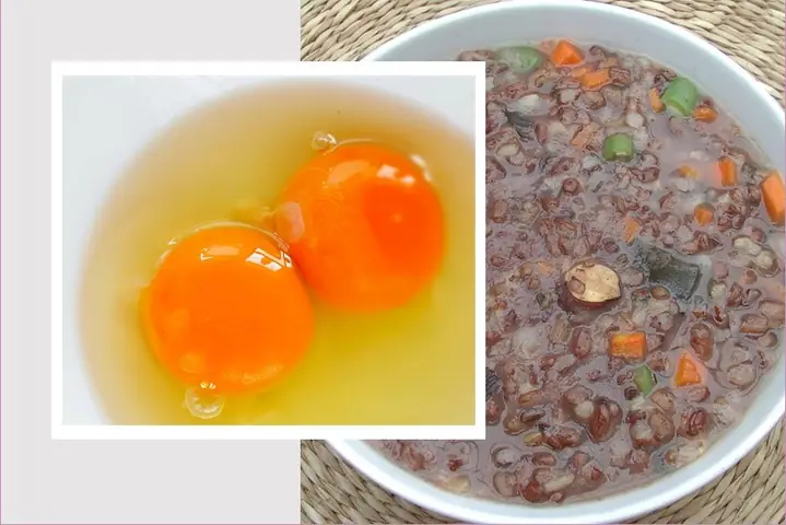 Nấu cháo gạo lứt trứng gà cho bé