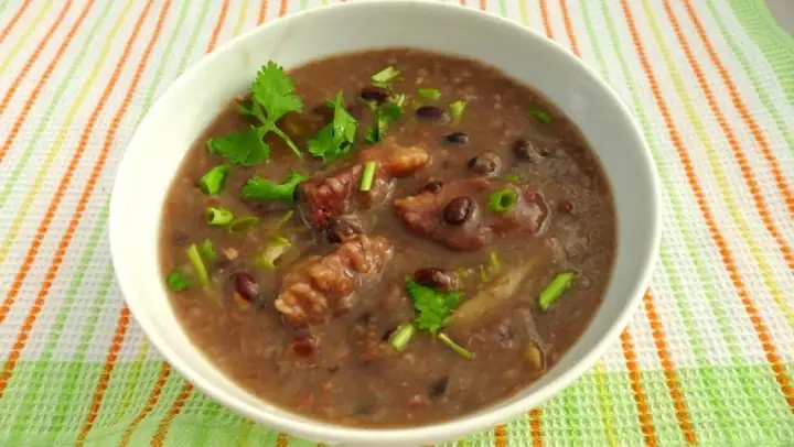 Cách nấu cháo giò heo đậu đen thơm ngon, bổ dưỡng