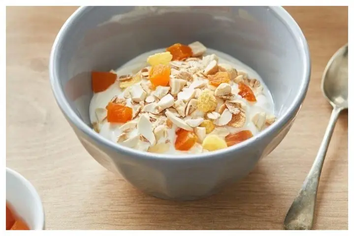 Yogurt trái cây với hạt điều ăn dặm