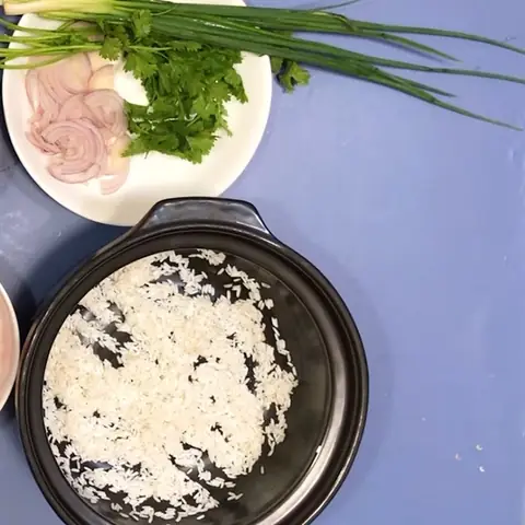 Bước 2: Sơ chế nguyên liệu còn lại của món cháo chim bồ câu Bước 2: Sơ chế nguyên liệu còn lại của món cháo chim bồ câu