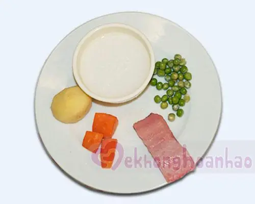 Mekhonghoanhao giới thiệu đến mẹ cách nấu cháo cá lóc ngon với khoai tây, cà rốt và đậu Hà Lan cho trẻ ăn dặm. Đây là một trong những món cháo/ bột dinh dưỡng rất quan trọng và không thể thiếu trong giai đoạn ăn dặm của bé.