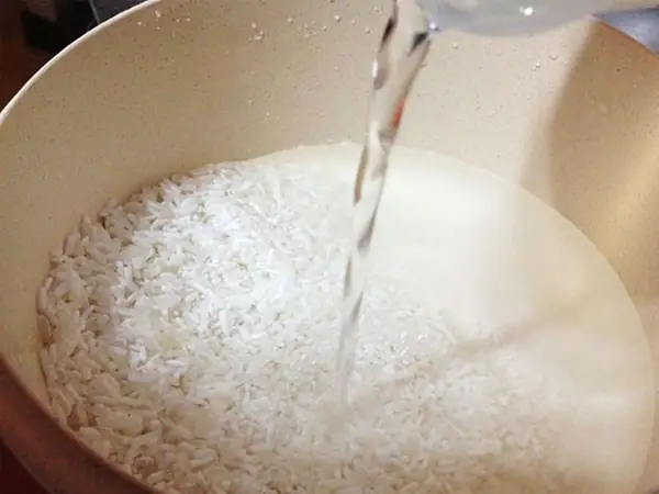 Bưá»c 1:Ngâm gạo khi nấu cháo Bưá»c 1:Ngâm gạo khi nấu cháo