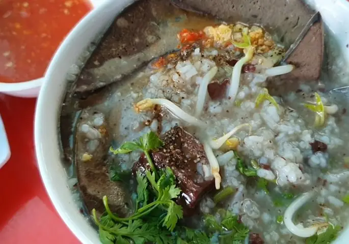 Thưởng thức cháo lòng bò