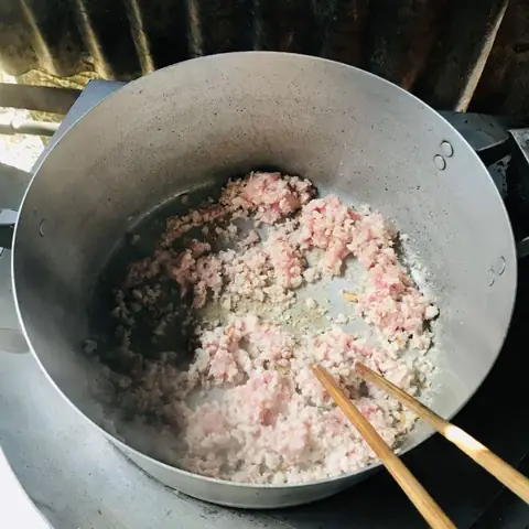 Nấu cháo lưỡi heo