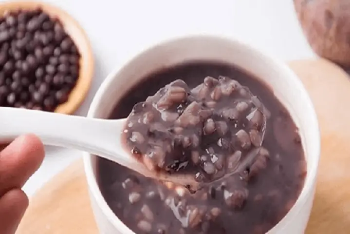 Cháo đậu đen với sườn non