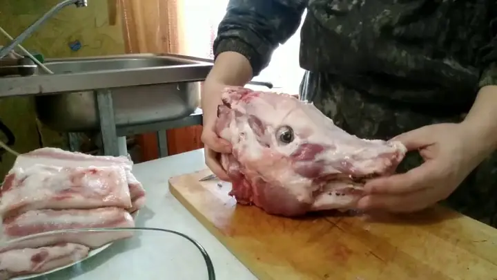 Bước 1: Sơ Chế Má Heo Bước 1: Sơ Chế Má Heo