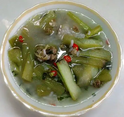 (CPN) - Cháo tàu môn nấu với thịt bò ngon ngọt ở chỗ là phải cho một muỗng canh mắm ruốc vào cùng vài khoanh ớt mỏng chín đỏ là dậy mùi liền.